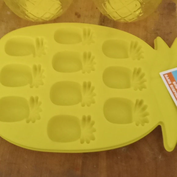 8 pineapple plastic tumblers with straw 2 pineapple ice trays - Picture 3 of 4